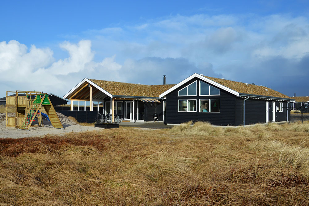 Dette skønne luksushus nær Søndervig strand med eget vandland og aktivitetsrum er en sikker feriesucces uanset vejr og årstid\r\n