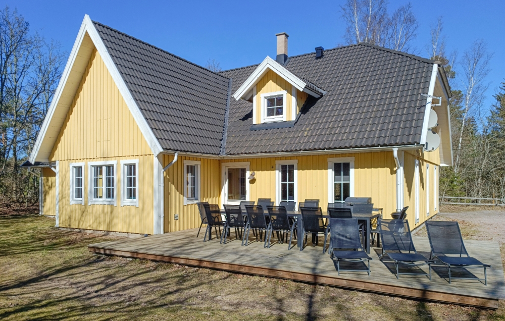 Dette skønne poolhus nr. 78 med plads til 14 personer ligger i Sverige