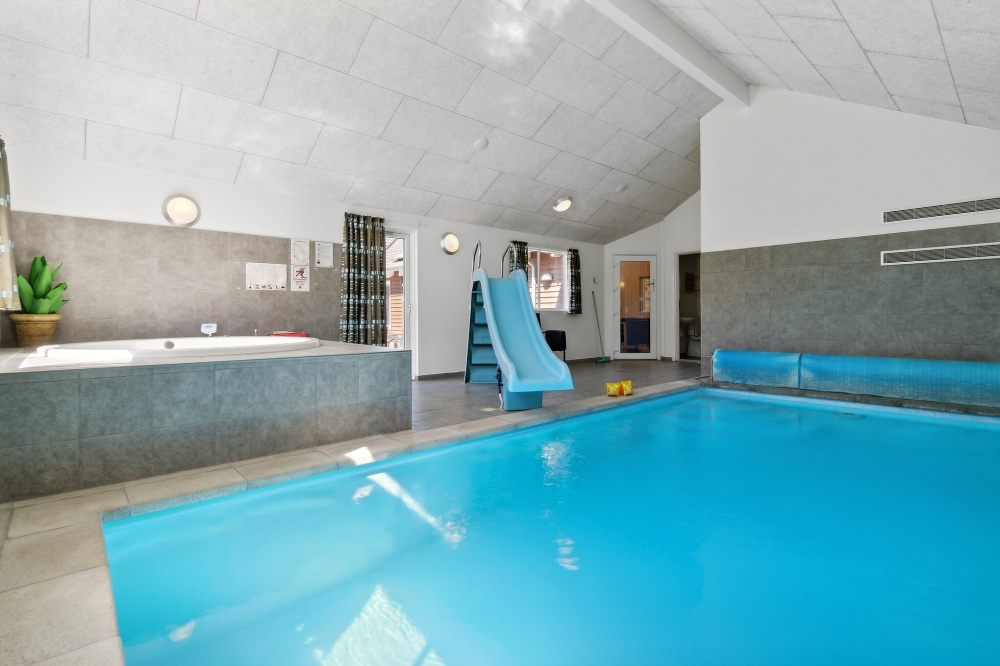 Sommerhus 261 er indrettet med en lækker poolafdeling med vandrutsjebane, dejlig stor indbygget spabad og sauna