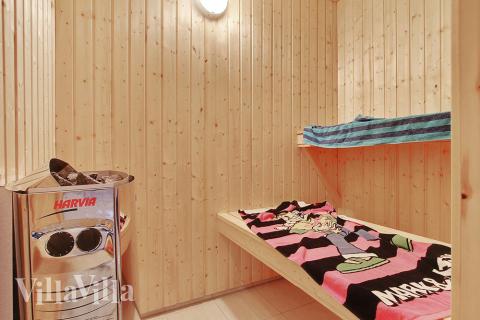 Efter en frisk gå-tur til vandet eller en tur i poolen, kan man lade sig varme godt igennem i saunaen
