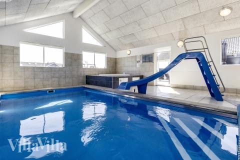 Sommerhus 267 er indrettet med en lækker poolafdeling med vandrutsjebane, dejlig stor indbygget spabad og sauna