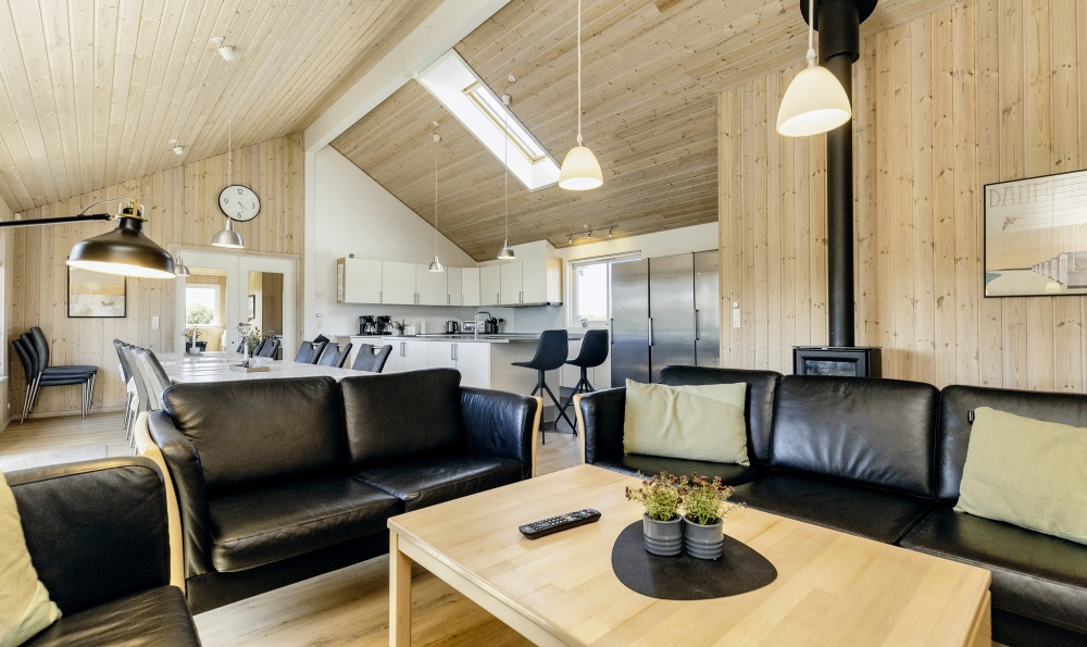 Der er mulighed for hygge i sommerhusets sofaarrangement, når I besøger luksushus nr. 267