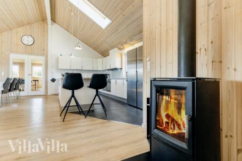 Sofaen i luksushus 267 i Nordjylland indbyder til brætspil eller at se en film sammen.