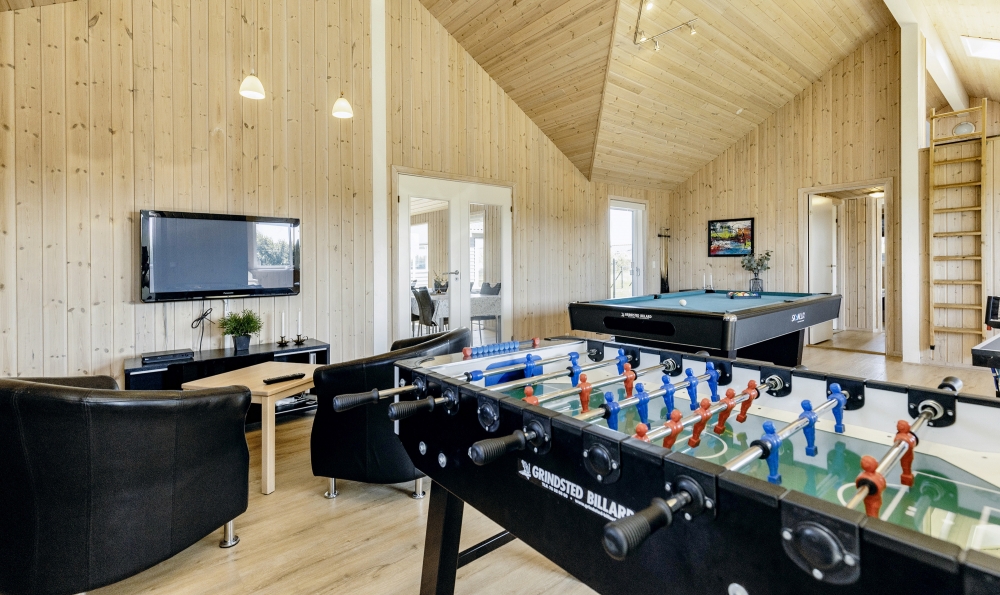 Dyst i sommerhusets aktivitetsrum, når I besøger luksushus nr. 267 i Nordjylland.