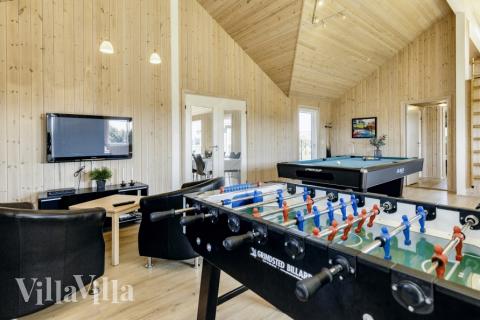 Dyst i sommerhusets aktivitetsrum, når I besøger luksushus nr. 267 i Nordjylland.