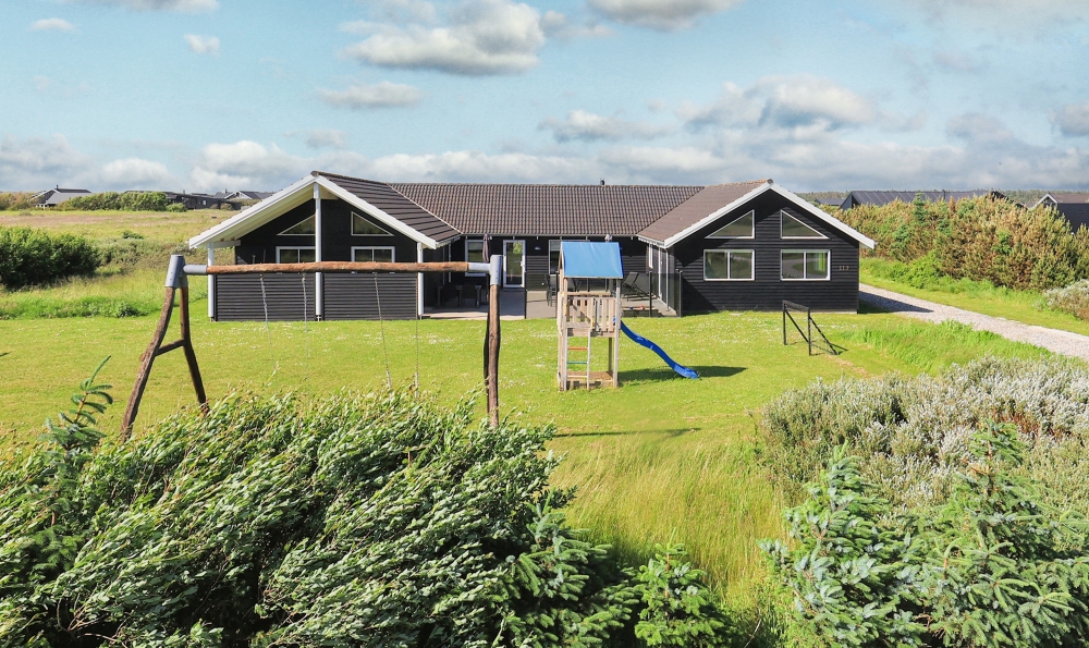 I Nordjylland ligger dette fine poolhus nr. 267 med plads til 20 personer.