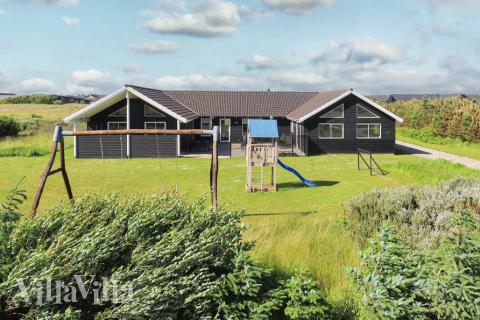 I Nordjylland ligger dette fine poolhus nr. 267 med plads til 20 personer.