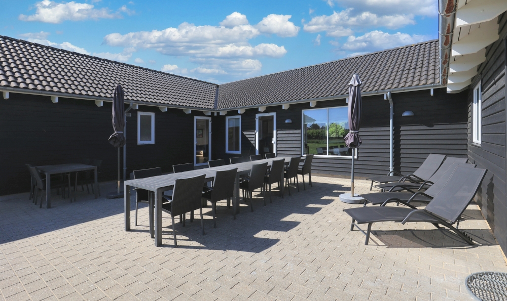Luksushus nr. 267 har en dejlig terrasse med gode havemøbler til 20 personer.