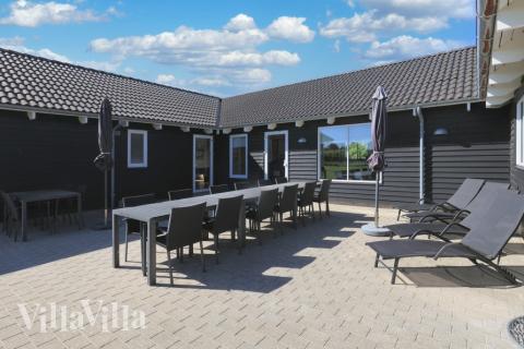 Luksushus nr. 267 har en dejlig terrasse med gode havemøbler til 20 personer.