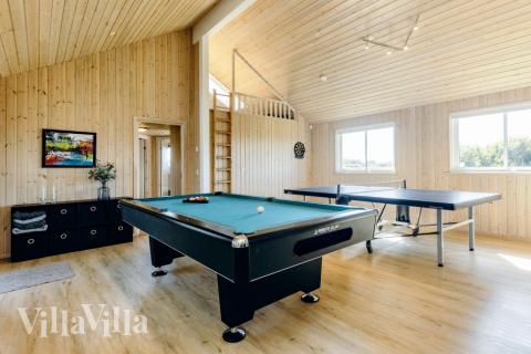 Aktivitetsrum i luksushus nr. 267 med 8 soveværelser og plads til 20 personer.