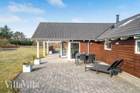 Luksushus nr. 236 har en dejlig terrasse med gode havemøbler til 14 personer.