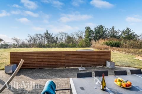 I det attraktive aktivitesrum i luksushus nr. 236 i Nordjylland  er der masser af udendørs aktiviteter, f.eks. legetårn og gynge