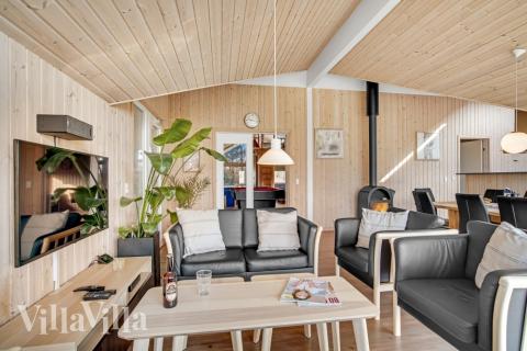 Der er mulighed for hygge i sommerhusets sofaarrangement, når I besøger luksushus nr. 236