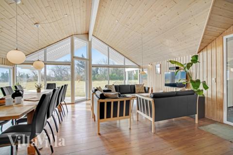 Sofaen i luksushus 236 i Nordjylland indbyder til brætspil eller at se en film sammen.