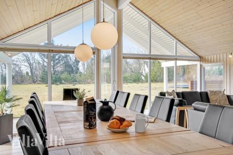 Det store lyse opholdrum i luksushus nr. 236 til 14.