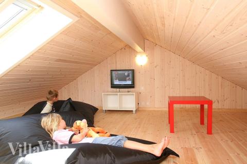 Børn og unge kan boltre sig på den stor legehems med sækkestole og fladskærms-tv med DVD