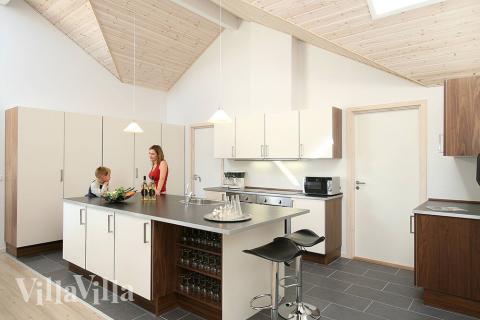 Køkkenet er indrettet med 2 køleskabe, ovne og opvaskemaskiner