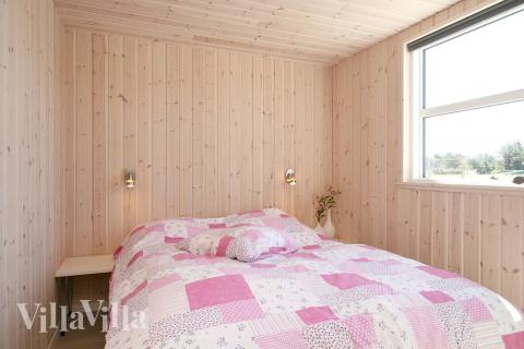 Soveværelserne er indbydende indrettet med boxmadrasser og indbygningsskabe