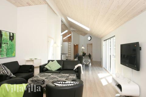 	Det store køkken/alrum er dejlig lyst og rummeligt, og husets helt naturlige samlingspunkt