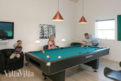 I billardrummet kan der dystes i både dart, billard/pool, X-box 360 og Playstation 2. Baren er indrettet med eget køleskab.