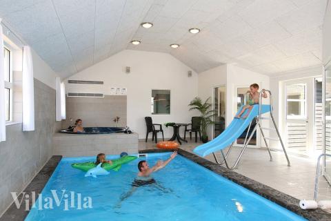 Hop bare i - poolen på 21 m2 har både undervandslys, modstrømsanlæg og rutsjebane