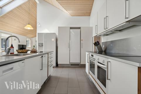 Køkkenet i luksushus nr. 192 er udstyrret, så I let kan lave mad til 22 personer.