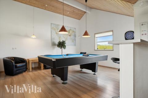 Dyst i sommerhusets aktivitetsrum, når I besøger luksushus nr. 192 i Nordjylland.