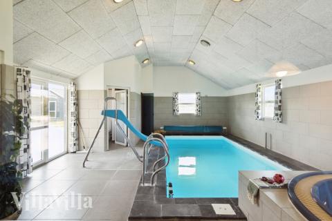 Sommerhus 192 er indrettet med en lækker poolafdeling med vandrutsjebane, dejlig stor indbygget spabad og sauna