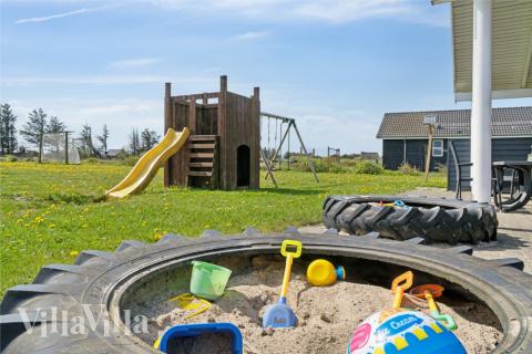 I det attraktive aktivitesrum i luksushus nr. 192 i Nordjylland  er der masser af udendørs aktiviteter, f.eks. legetårn og gynge