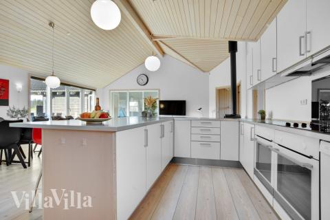 I kan sagtens side 20 personer sammen i sommerhusets opholdsrum, når I besøger luksushus 194 i Nordjylland.