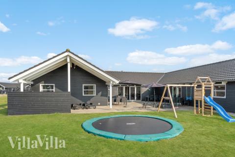 På terrassen i sommerhus nr. 194 er der plads til 20 personer.