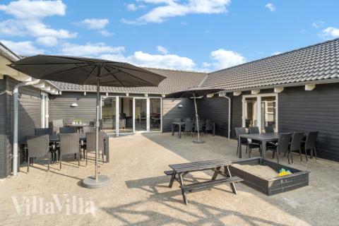Luksushus nr. 194 har en dejlig terrasse med gode havemøbler til 20 personer.