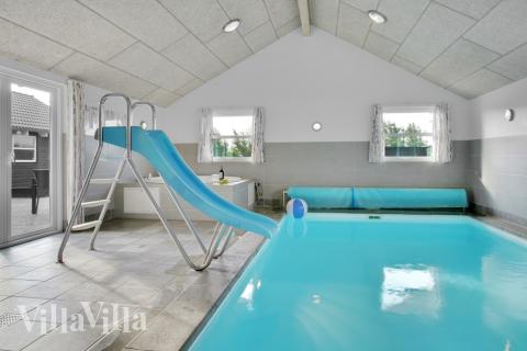 Sommerhus 194 er indrettet med en lækker poolafdeling med vandrutsjebane, dejlig stor indbygget spabad og sauna
