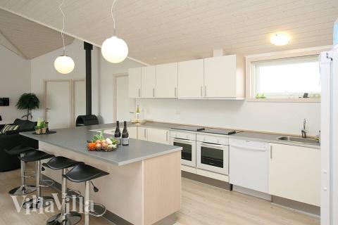 Køkkenet er rummeligt og praktisk indrettet med alle de faciliteter, som er nødvendige til feriens madlavning