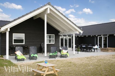 Terrassen er stor og delvist overdækket og dermed de perfekte rammer til den danske sommer