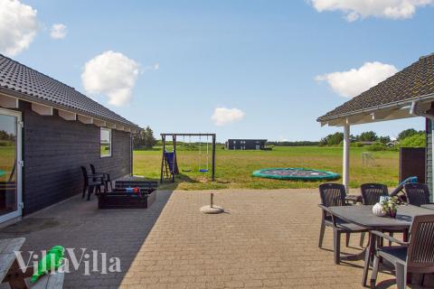 På terrassen i sommerhus nr. 195 er der plads til 20 personer.