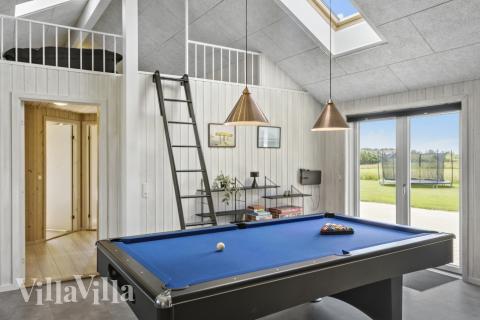 Luksushus 193 til 16 personer byder på et stort aktivitetsrum med bl.a. billard og dart