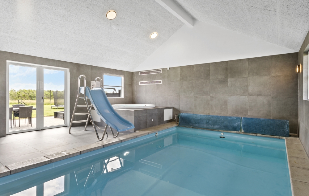 Sommerhus 193 er indrettet med en lækker poolafdeling med vandrutsjebane, dejlig stor indbygget spabad og sauna