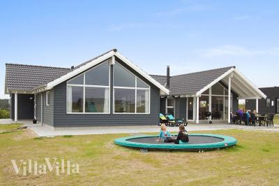 Dette dejlige poolhus inviterer indenfor til en skøn ferieoplevelse med både afslapning og aktiviteter