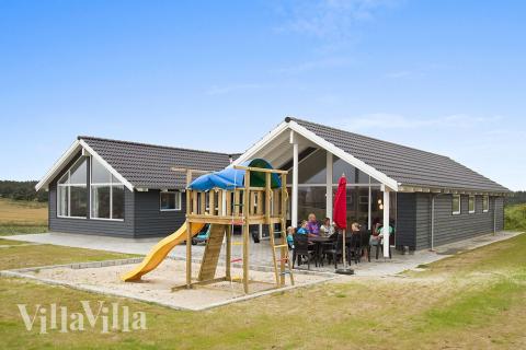 Husets store og delvist overdækkede terrasse indbyder med gode havemøbler til gode grillaftener. Til børnene er der både gynge, sandkasse og trampolin