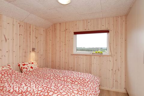 Soveværelserne er lyse og indbydende og indrettet med boxmadrasser og indbygningsskabe