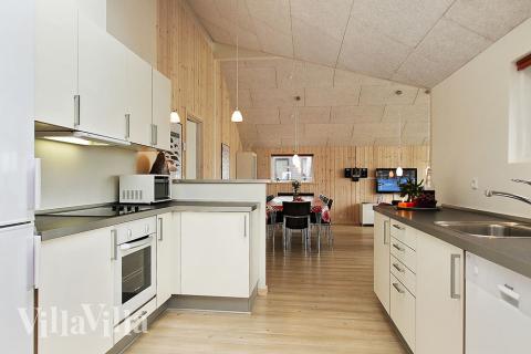 Køkkenet, som er i direkte forbindelse med stuen, er rummeligt og naturligvis udstyret med alle moderne bekvemmeligheder