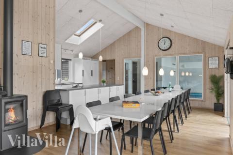 I kan sagtens side 18 personer sammen i sommerhusets opholdsrum, når I besøger luksushus 304 i Nordjylland.