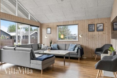 Det store lyse opholdrum i luksushus nr. 304 til 18.