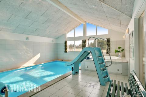 Den lækre pool i luksushuse nr. 304 til 18 personer