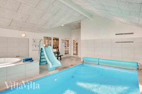 Sommerhus 304 er indrettet med en lækker poolafdeling med vandrutsjebane, dejlig stor indbygget spabad og sauna
