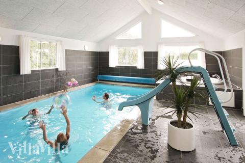 Poolafdelingen er et eldorado for vandhunde. Den store swimmingpool er udstyret med modstrømsanlæg, undervandslys, vandrutsjebane og en indbygget romertrappe