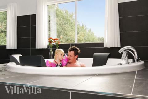 Udover poolen er der et stort 4-6 personers spabad og sauna, hvor man kan blive varmet godt igennem og slappe af