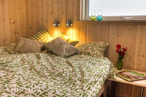 Husets soverum er kløgtigt fordelt ud på 3 soveafdelinger, med tilhørende badeværelse med gulvvarme. Dette gør det aldeles velegnet for flere familier at holde deres ferie sammen i huset