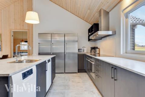 Køkkenet i luksushus nr. 231 er udstyrret, så I let kan lave mad til 20 personer.